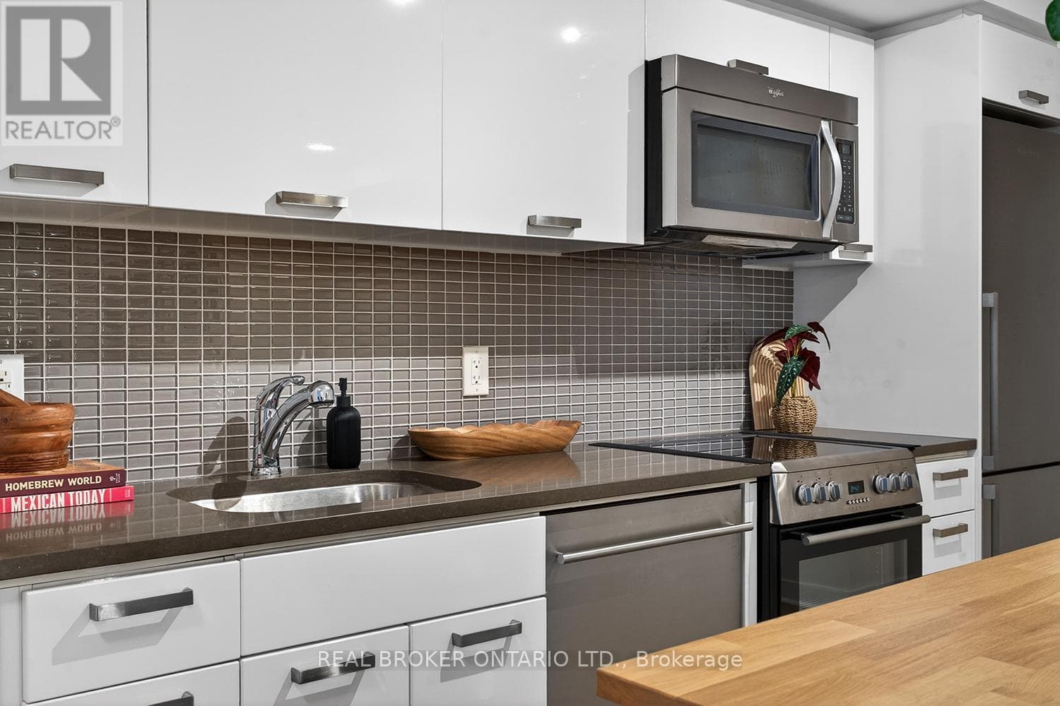 Single Family at 306- 295 Adelaide Street, Toronto (Waterfront Communities), Ontario - Photo 8 - RE/MAX Garden City Realty