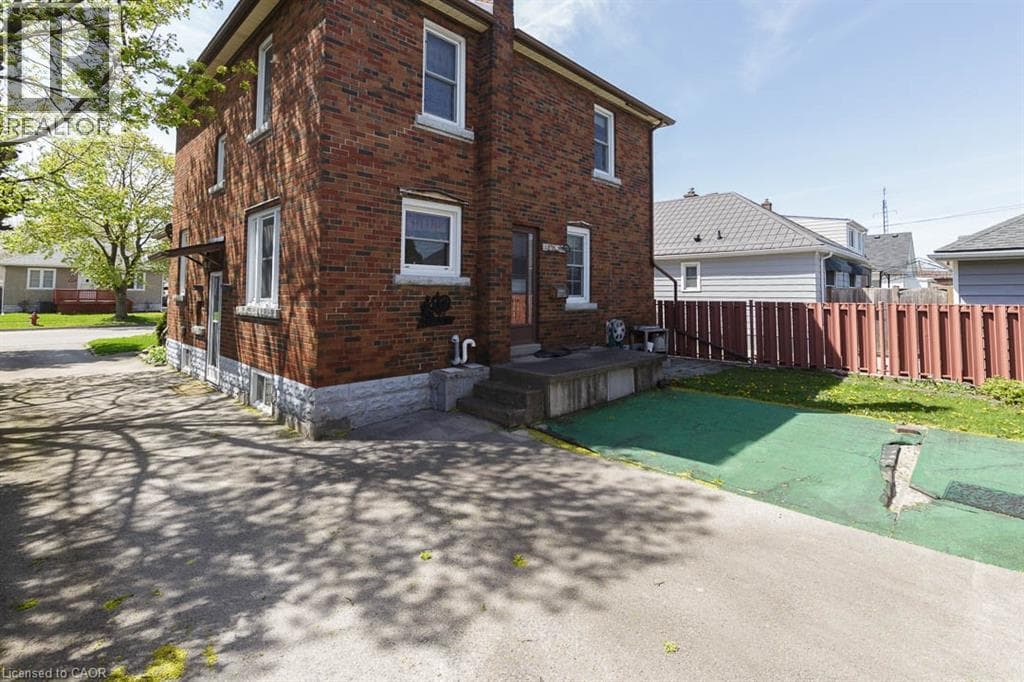 Single Family at 248 WALLACE Avenue, Welland, Ontario - Photo 3 - RE/MAX Garden City Realty