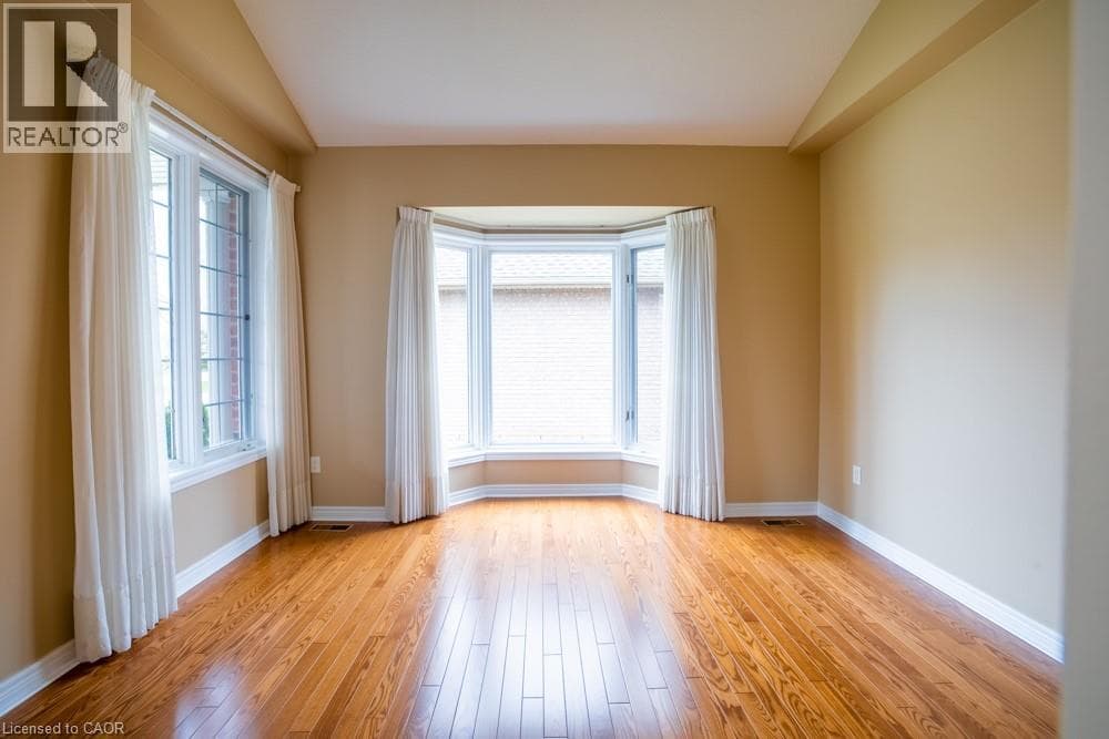 Single Family at 8 SOPHIE Court, Grimsby, Ontario - Photo 7 - RE/MAX Garden City Realty