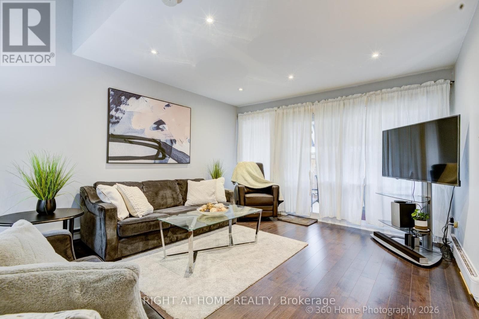 Single Family at 80- 221 Milestone Crescent, Aurora (Aurora Village), Ontario - Photo 3 - RE/MAX Garden City Realty