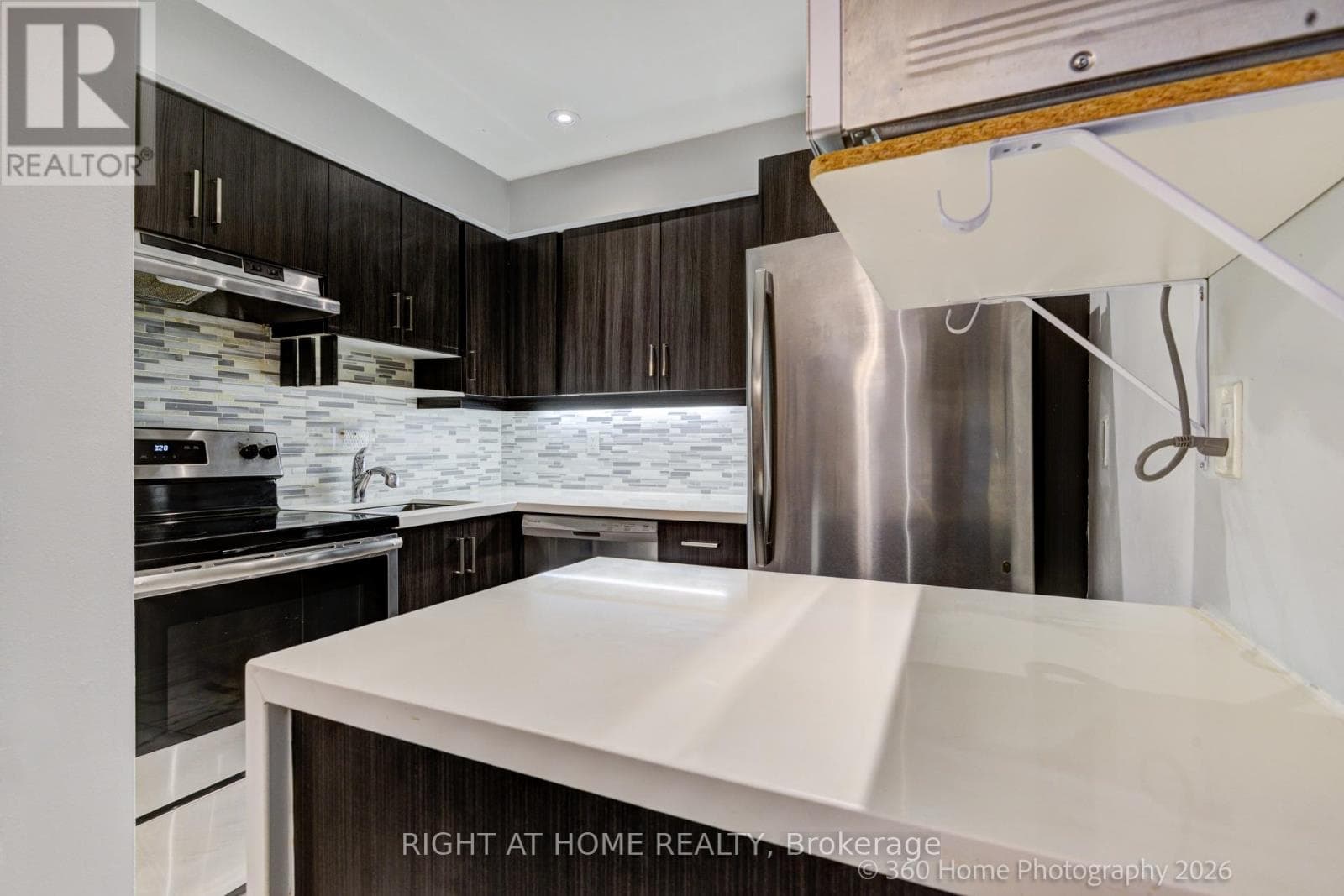 Single Family at 80- 221 Milestone Crescent, Aurora (Aurora Village), Ontario - Photo 8 - RE/MAX Garden City Realty