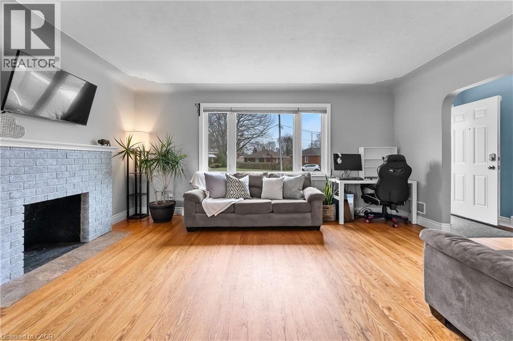 Single Family at 6396 LAURA Crescent, Niagara Falls, Ontario - Photo 5 - RE/MAX Garden City Realty