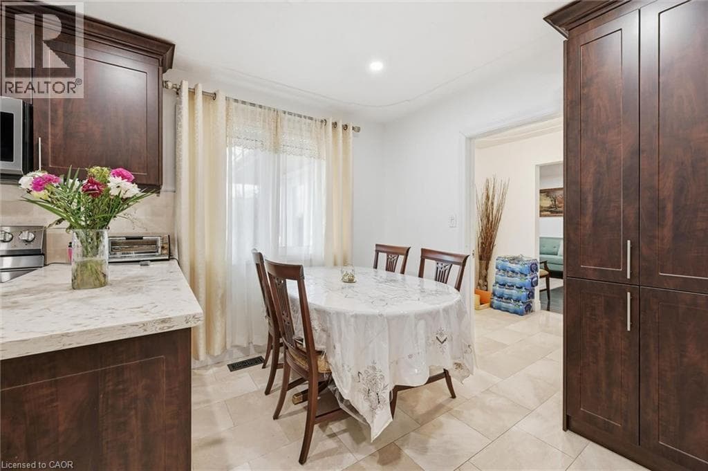 Single Family at 356 MOUNTAIN Road, Grimsby, Ontario - Photo 10 - RE/MAX Garden City Realty