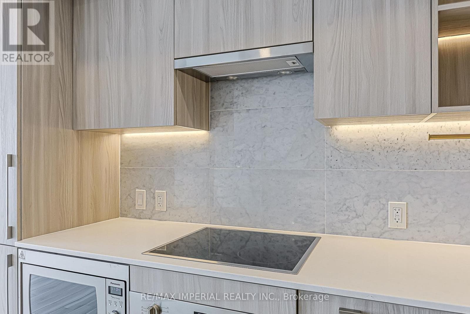 Single Family at 2707- 17 Bathurst Street, Toronto (Waterfront Communities), Ontario - Photo 10 - RE/MAX Garden City Realty