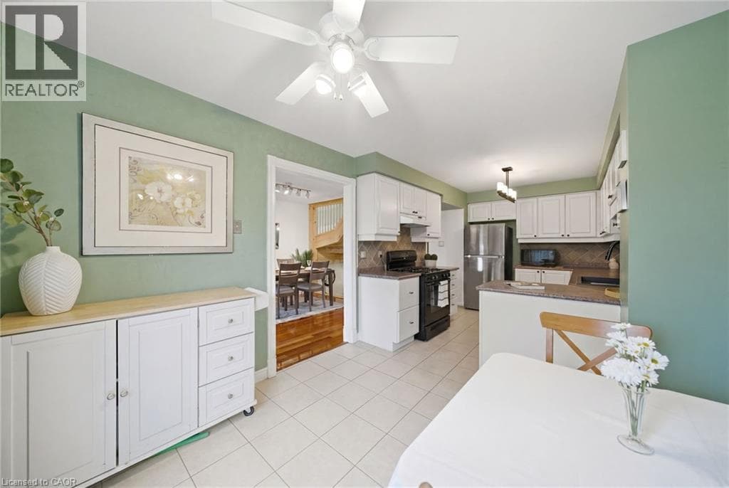 Single Family at 11 TOMAHAWK Drive, Grimsby, Ontario - Photo 10 - RE/MAX Garden City Realty