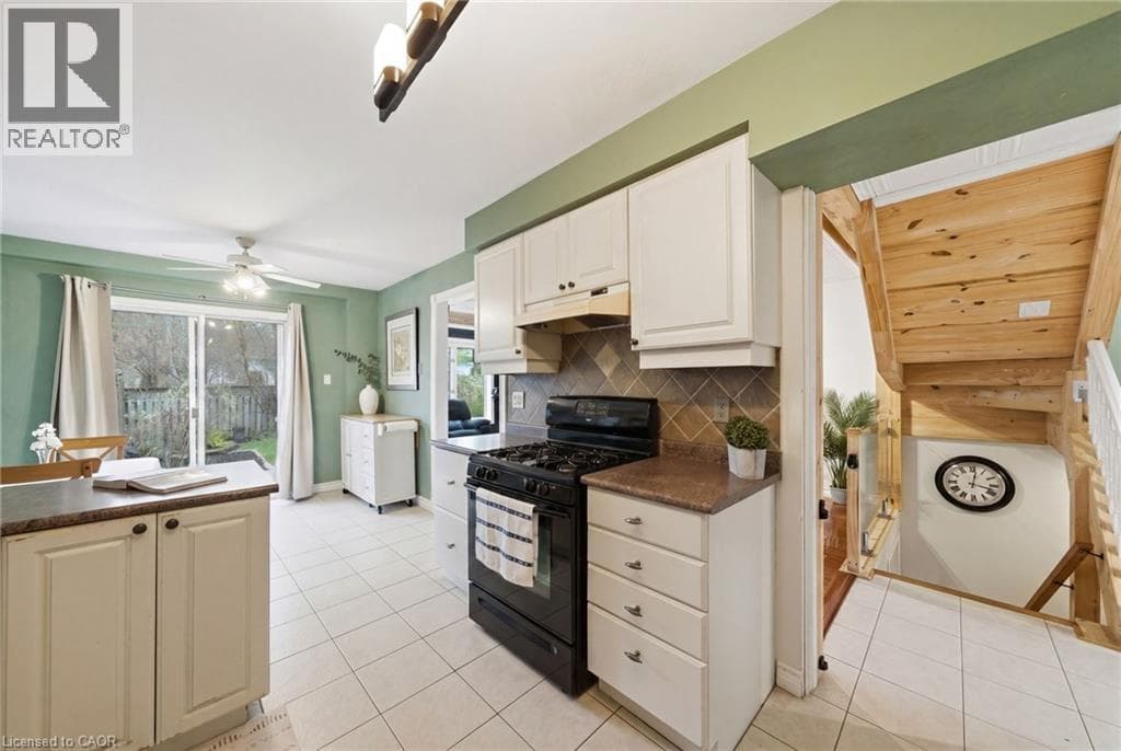 Single Family at 11 TOMAHAWK Drive, Grimsby, Ontario - Photo 6 - RE/MAX Garden City Realty