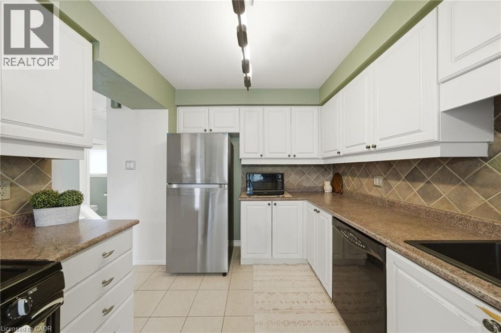 Single Family at 11 TOMAHAWK Drive, Grimsby, Ontario - Photo 7 - RE/MAX Garden City Realty