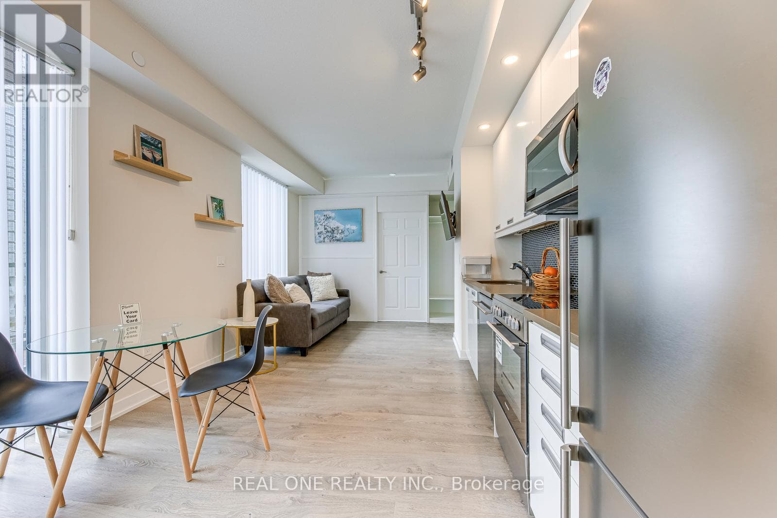 Single Family at 1001- 99 JOHN Street, Toronto (Waterfront Communities), Ontario - Photo 8 - RE/MAX Garden City Realty
