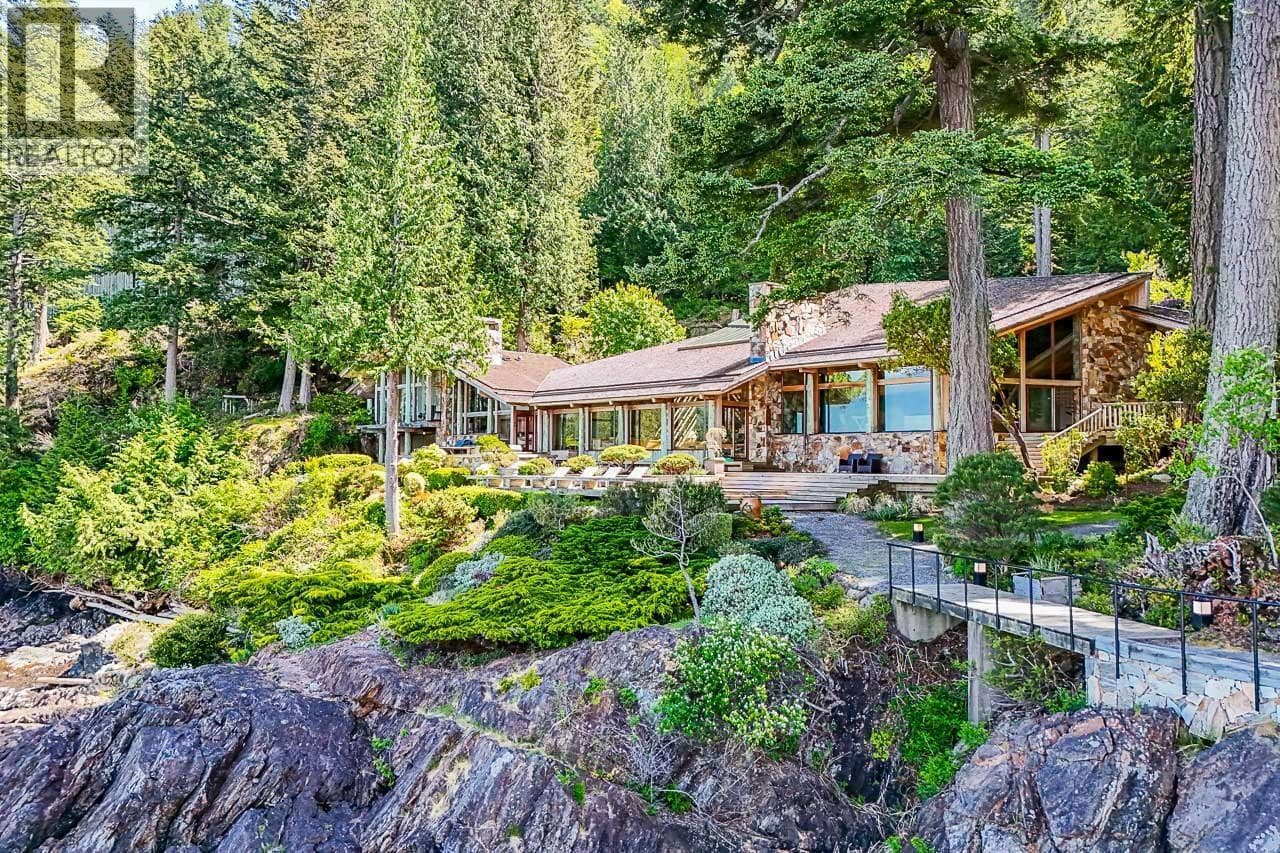 370-374 SMUGGLERS COVE Road