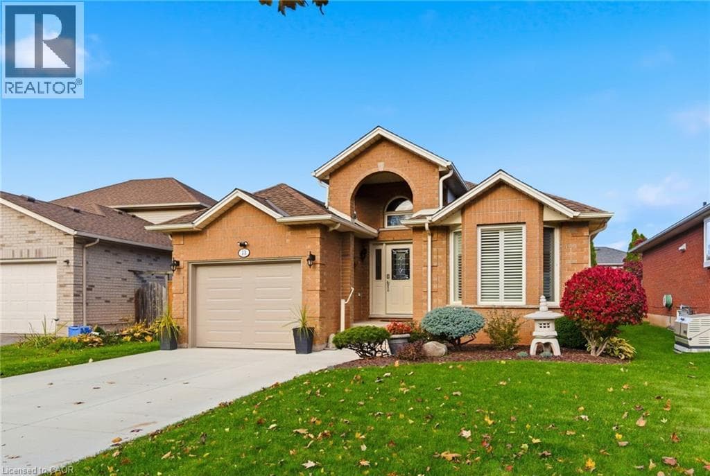 Single Family at 13 COLONIAL Crescent, Grimsby, Ontario - Photo 2 - RE/MAX Garden City Realty