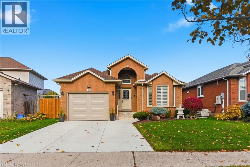 13 COLONIAL Crescent