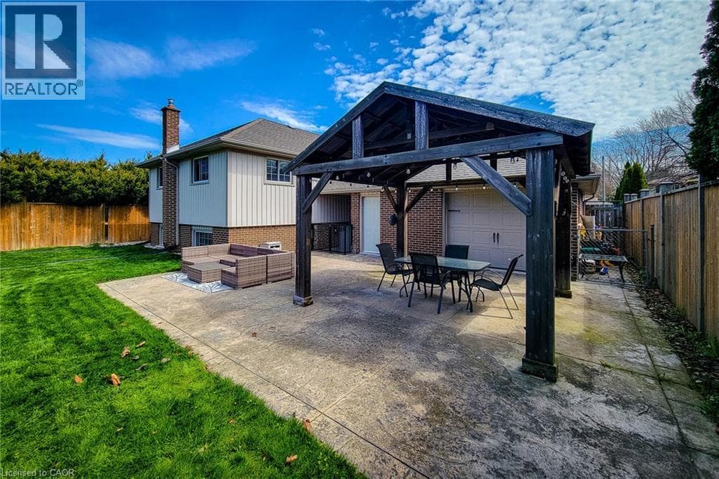 Single Family at 55 SPRING GARDEN Boulevard, St. Catharines, Ontario - Photo 10 - RE/MAX Garden City Realty