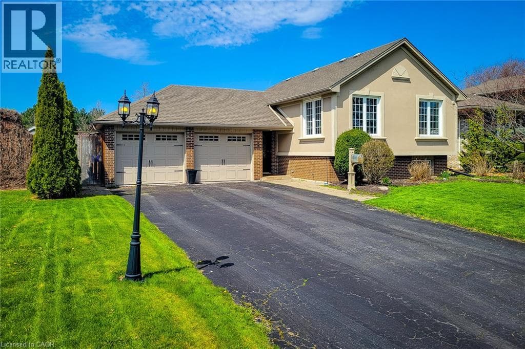 Single Family at 55 SPRING GARDEN Boulevard, St. Catharines, Ontario - Photo 3 - RE/MAX Garden City Realty