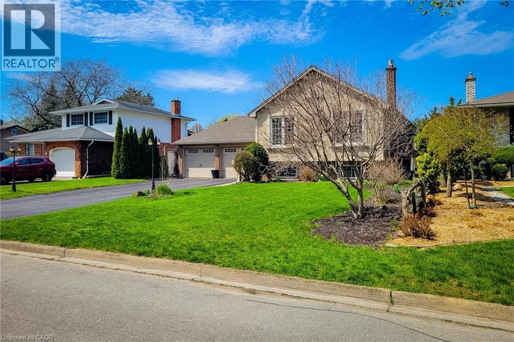 Single Family at 55 SPRING GARDEN Boulevard, St. Catharines, Ontario - Photo 4 - RE/MAX Garden City Realty