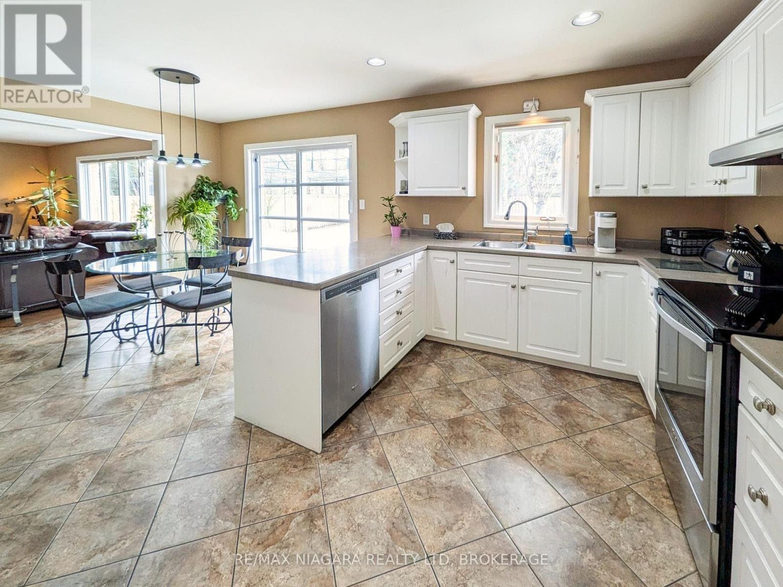 Single Family at 7874 Bishop Avenue, Niagara Falls (Mt. Carmel), Ontario - Photo 10 - RE/MAX Garden City Realty
