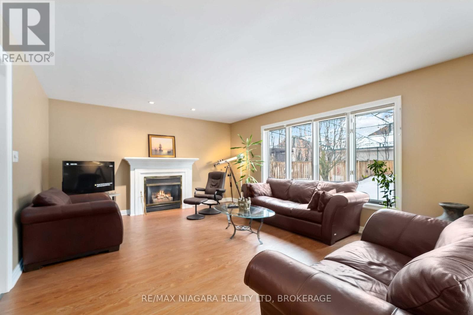 Single Family at 7874 Bishop Avenue, Niagara Falls (Mt. Carmel), Ontario - Photo 7 - RE/MAX Garden City Realty