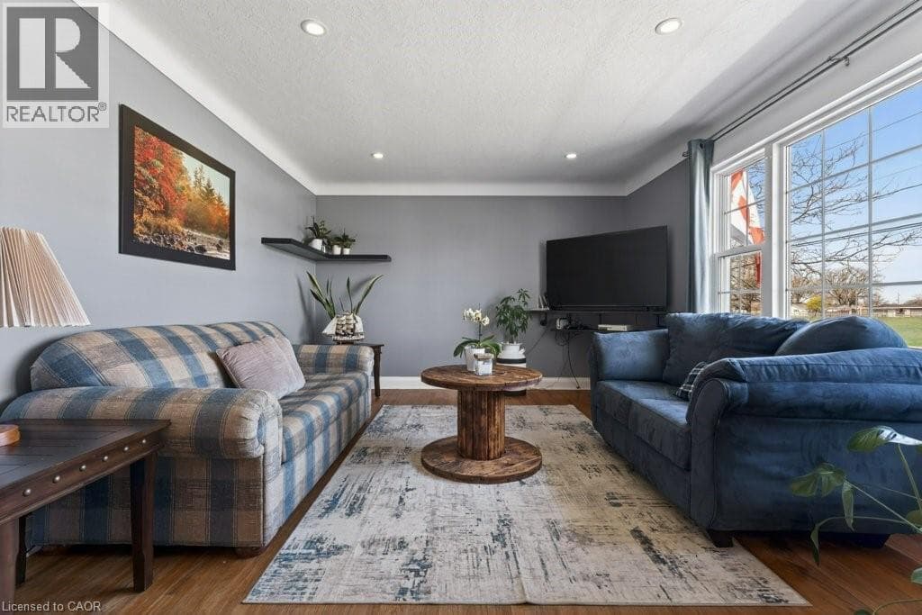Single Family at 34 ADMIRAL Road, St. Catharines, Ontario - Photo 8 - RE/MAX Garden City Realty