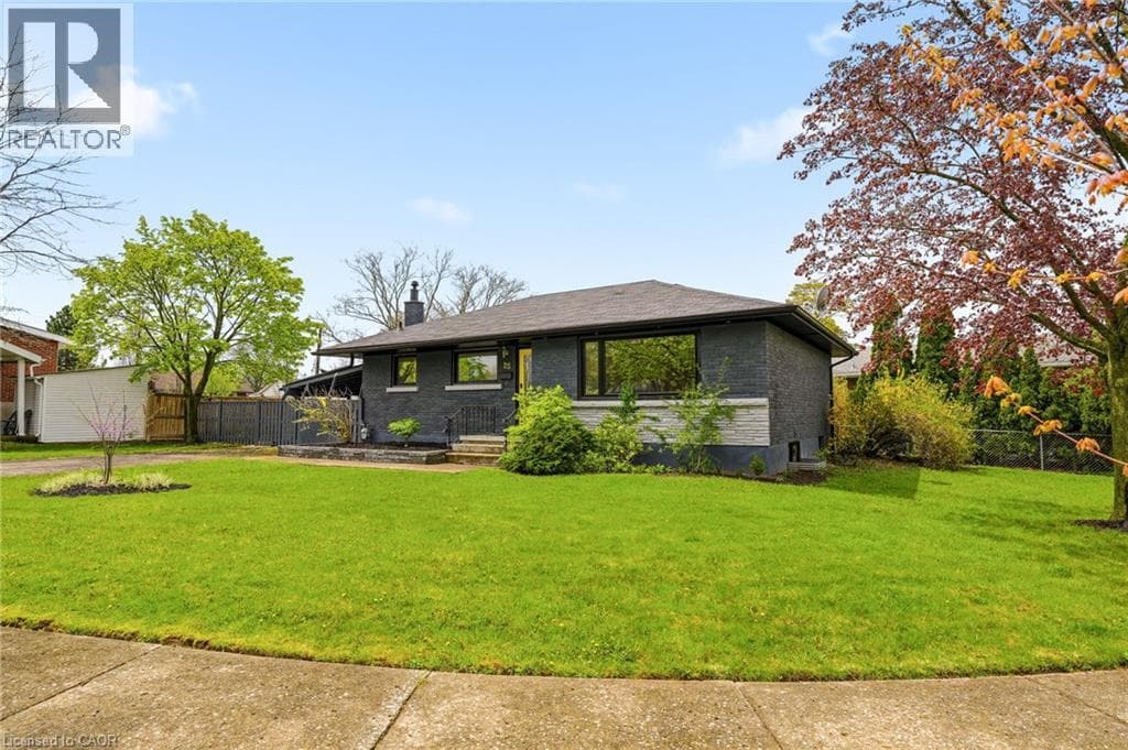 Single Family at 25 BRIARSDALE Drive, St. Catharines, Ontario - Photo 2 - RE/MAX Garden City Realty
