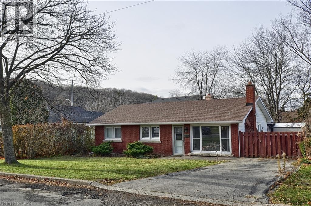 Single Family at 144 JACOBSON Avenue, St. Catharines, Ontario - Photo 3 - RE/MAX Garden City Realty