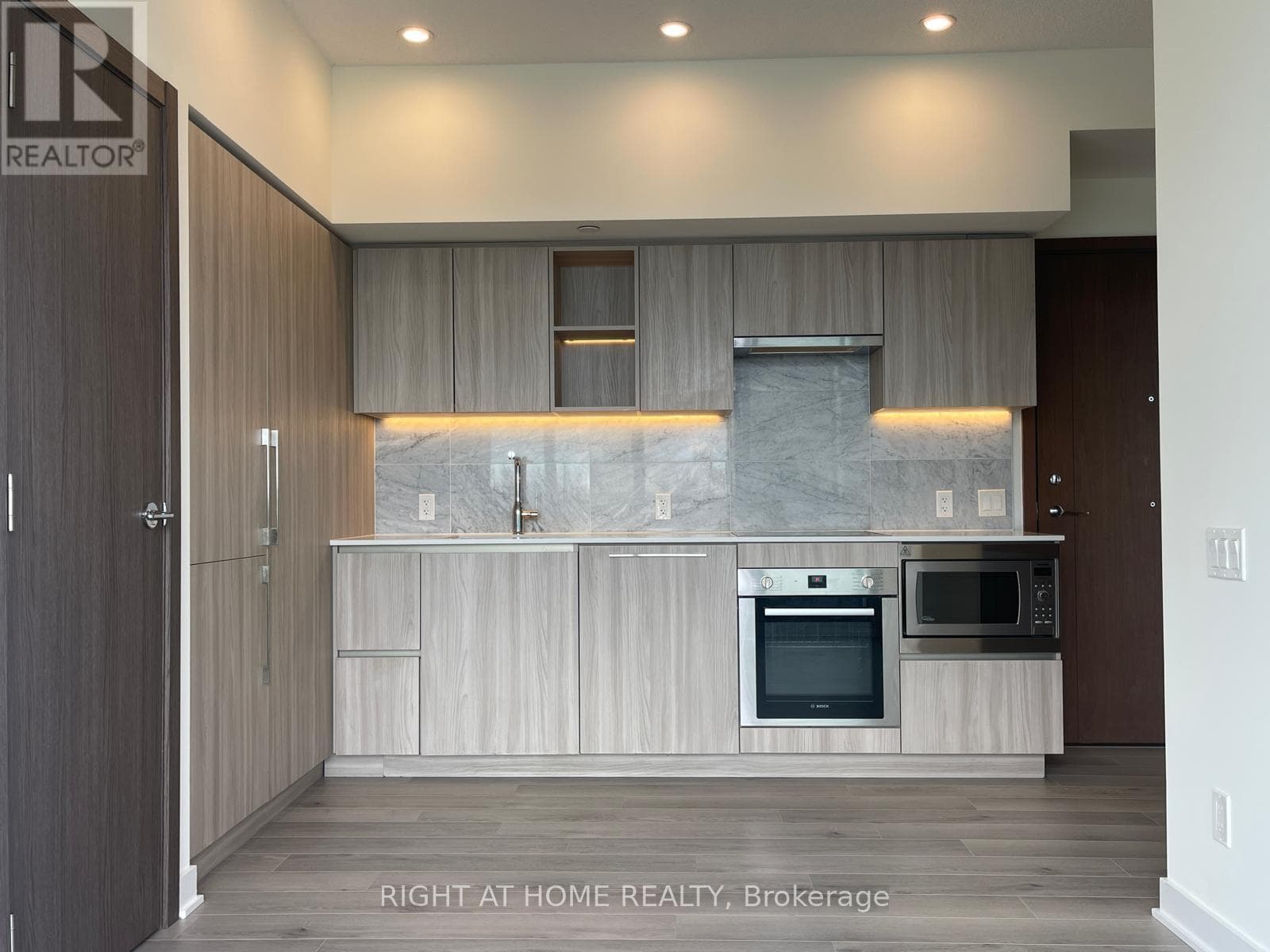 Single Family at 3205- 19 Bathurst Street, Toronto (Waterfront Communities), Ontario - Photo 3 - RE/MAX Garden City Realty