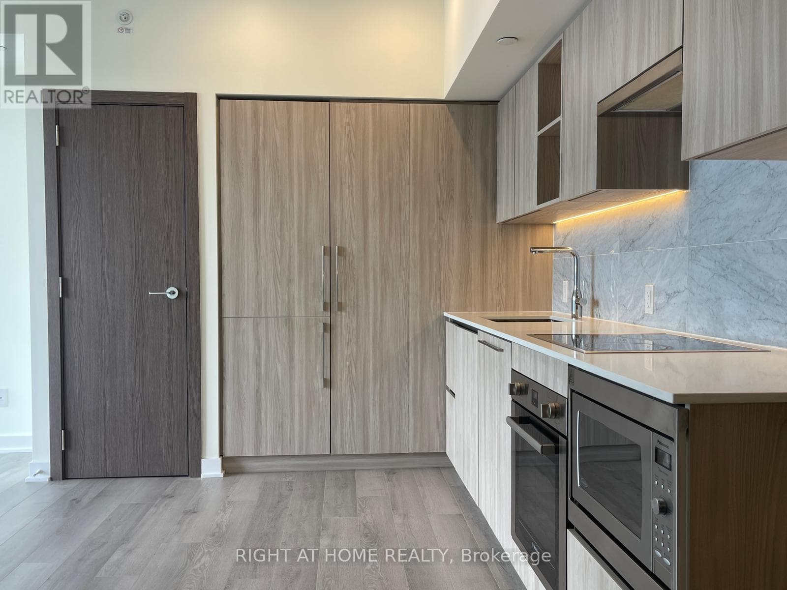 Single Family at 3205- 19 Bathurst Street, Toronto (Waterfront Communities), Ontario - Photo 4 - RE/MAX Garden City Realty