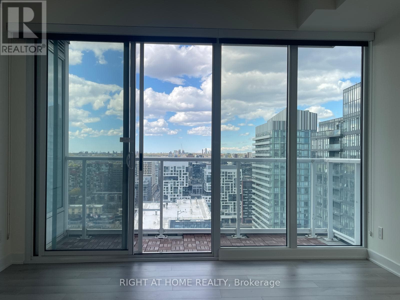 Single Family at 3205- 19 Bathurst Street, Toronto (Waterfront Communities), Ontario - Photo 6 - RE/MAX Garden City Realty