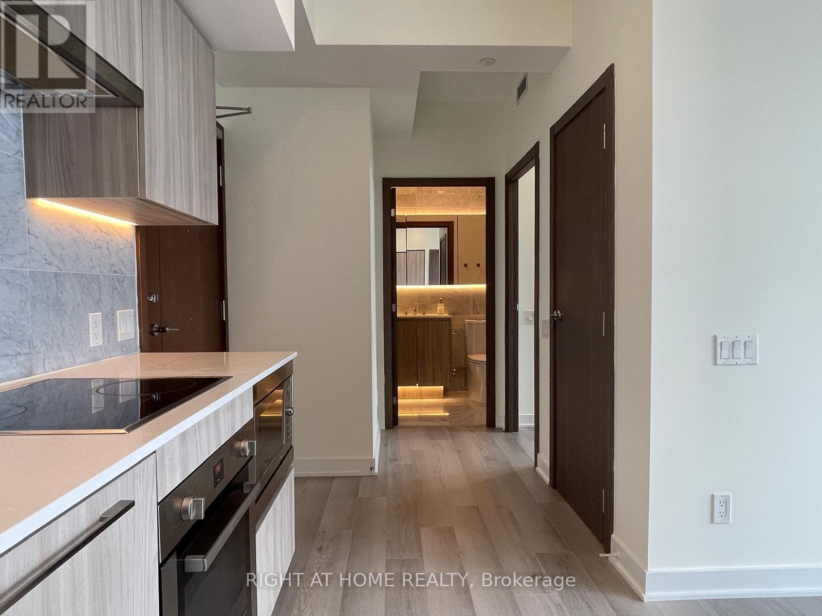 Single Family at 3205- 19 Bathurst Street, Toronto (Waterfront Communities), Ontario - Photo 7 - RE/MAX Garden City Realty