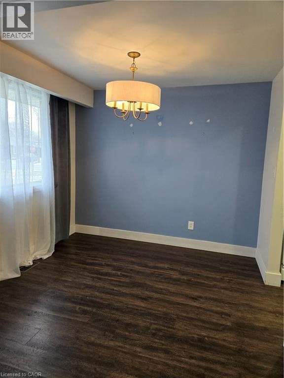 Single Family at 3 GOVERNOR SIMCOE Drive, St. Catharines, Ontario - Photo 3 - RE/MAX Garden City Realty
