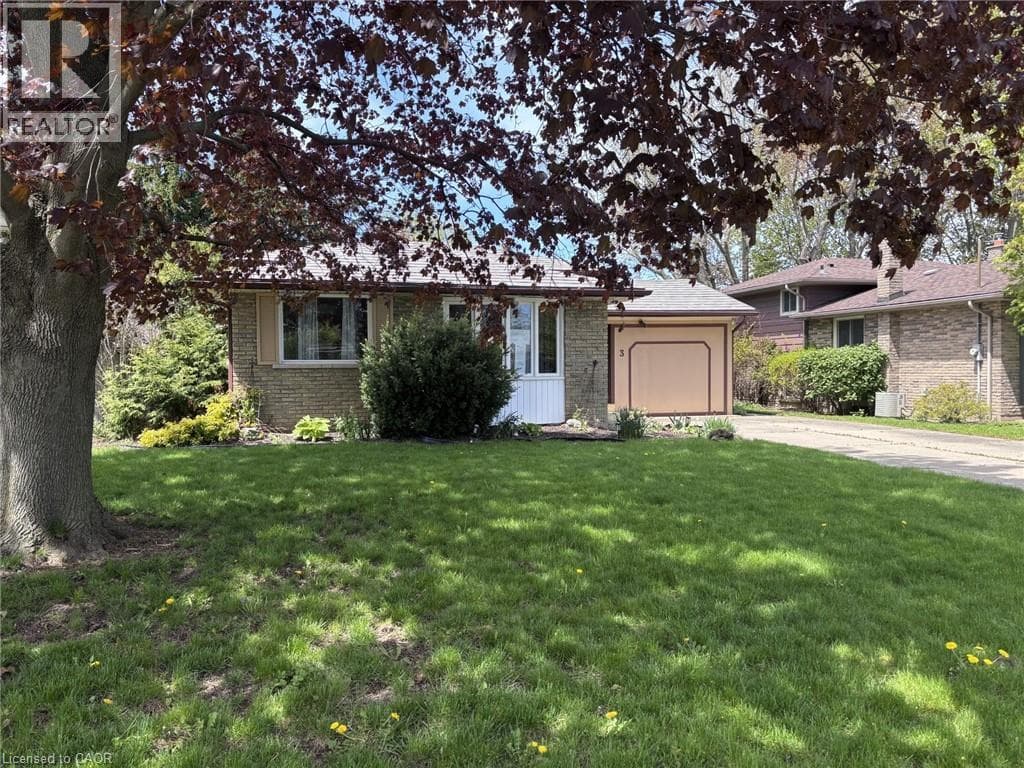 Single Family at 3 GOVERNOR SIMCOE Drive, St. Catharines, Ontario - Photo 2 - RE/MAX Garden City Realty
