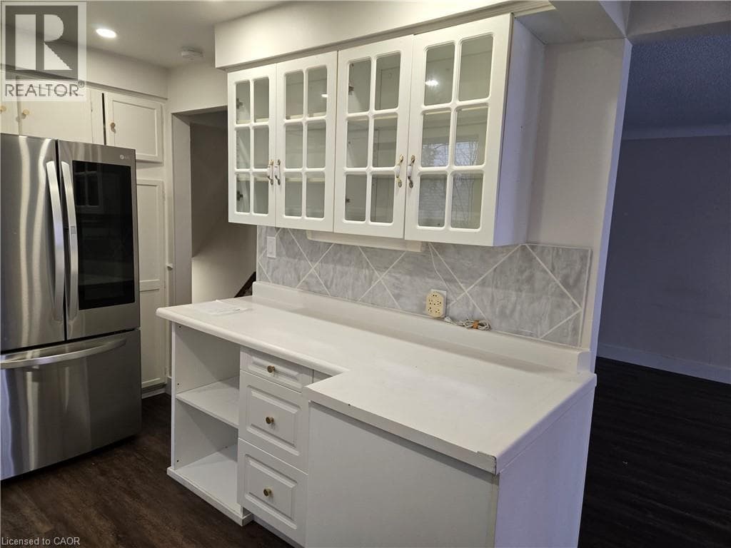 Single Family at 3 GOVERNOR SIMCOE Drive, St. Catharines, Ontario - Photo 6 - RE/MAX Garden City Realty