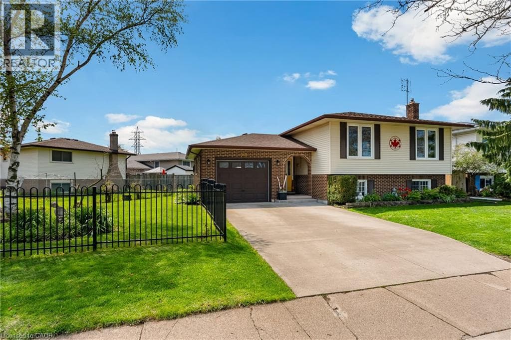 Single Family at 2881 OLDEN Avenue, Niagara Falls, Ontario - Photo 2 - RE/MAX Garden City Realty