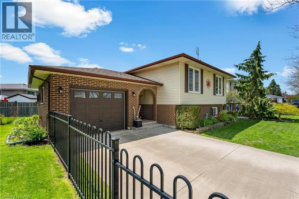 Single Family at 2881 OLDEN Avenue, Niagara Falls, Ontario - Photo 3 - RE/MAX Garden City Realty