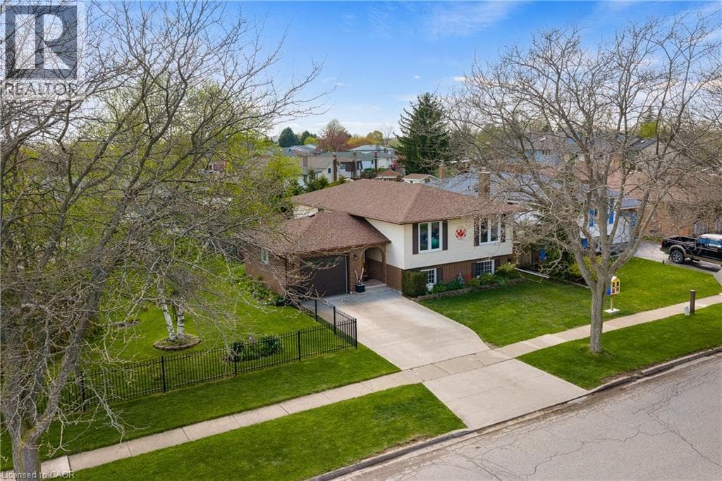 Single Family at 2881 OLDEN Avenue, Niagara Falls, Ontario - Photo 4 - RE/MAX Garden City Realty