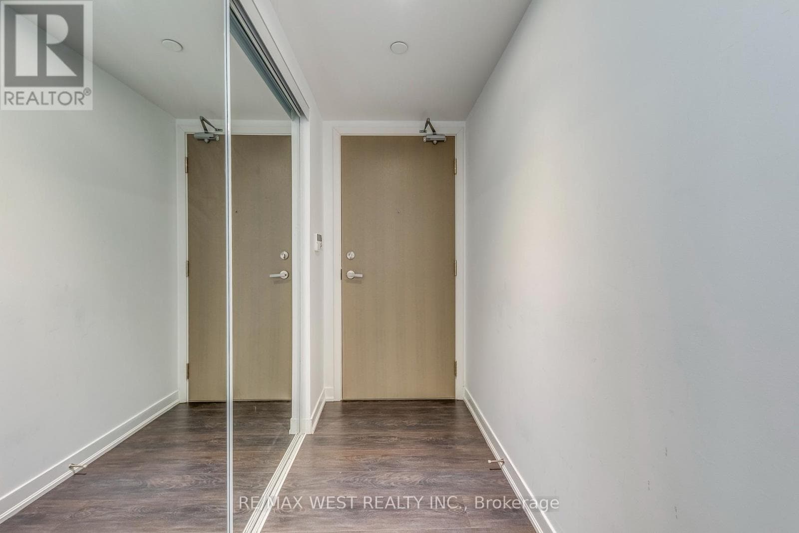 Single Family at 2004- 100 Harbour Street, Toronto (Waterfront Communities), Ontario - Photo 4 - RE/MAX Garden City Realty