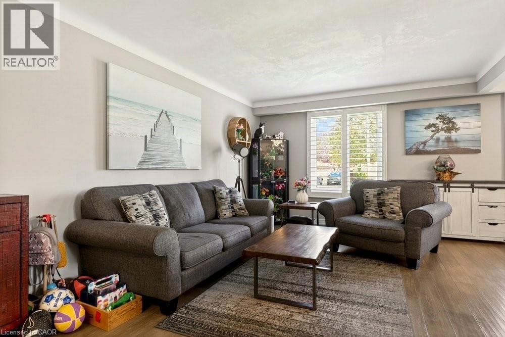 Single Family at 33 VIA DELL MONTE Street, St. Catharines, Ontario - Photo 4 - RE/MAX Garden City Realty