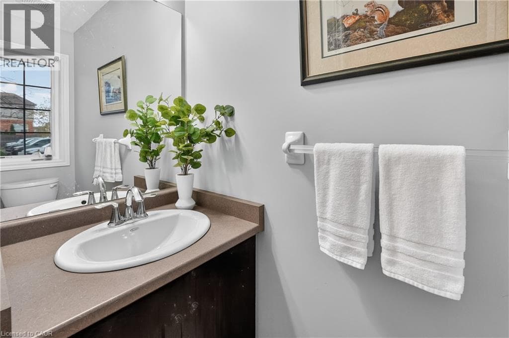 Single Family at 11- 8 LAKELAWN Road, Grimsby, Ontario - Photo 10 - RE/MAX Garden City Realty