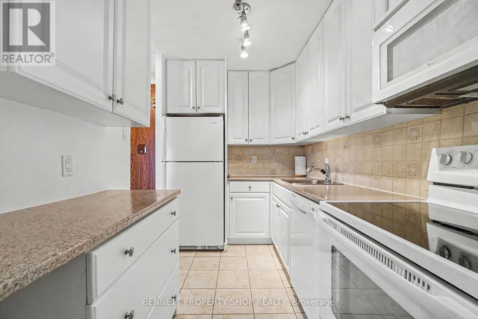 Single Family at 410- 2000 Jasmine Crescent, Ottawa, Ontario - Photo 5 - RE/MAX Garden City Realty