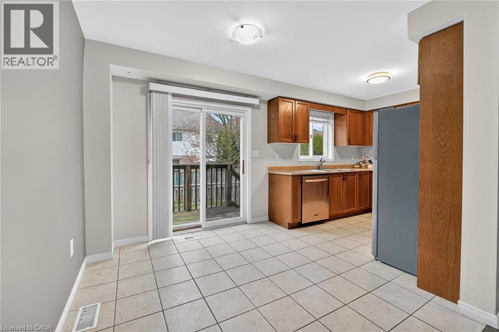 Single Family at 41 KENYON Crescent, Grimsby, Ontario - Photo 9 - RE/MAX Garden City Realty