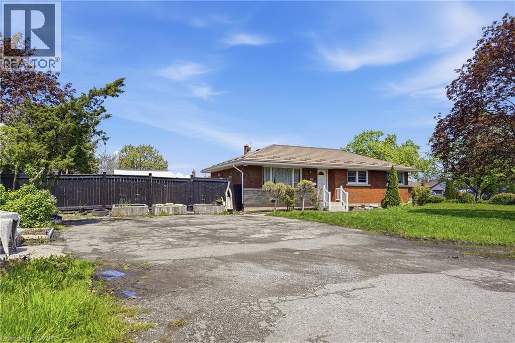 Single Family at 42 SUNNYLEA Drive, St. Catharines, Ontario - Photo 4 - RE/MAX Garden City Realty