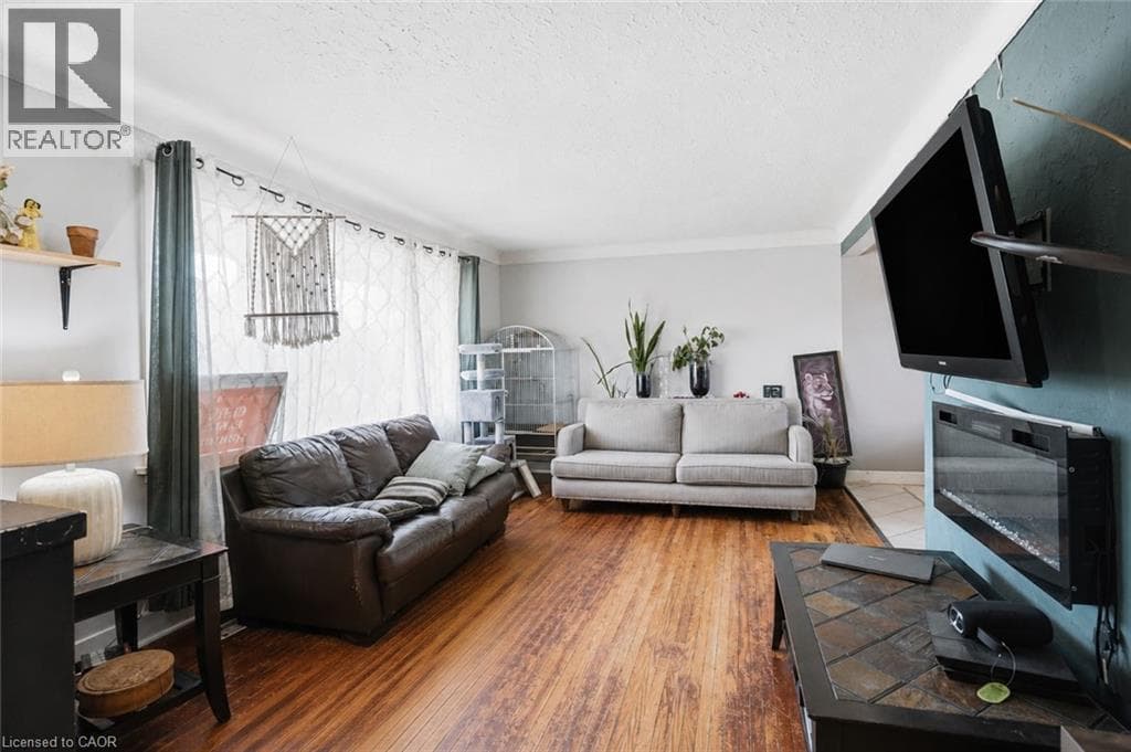 Single Family at 42 SUNNYLEA Drive, St. Catharines, Ontario - Photo 6 - RE/MAX Garden City Realty