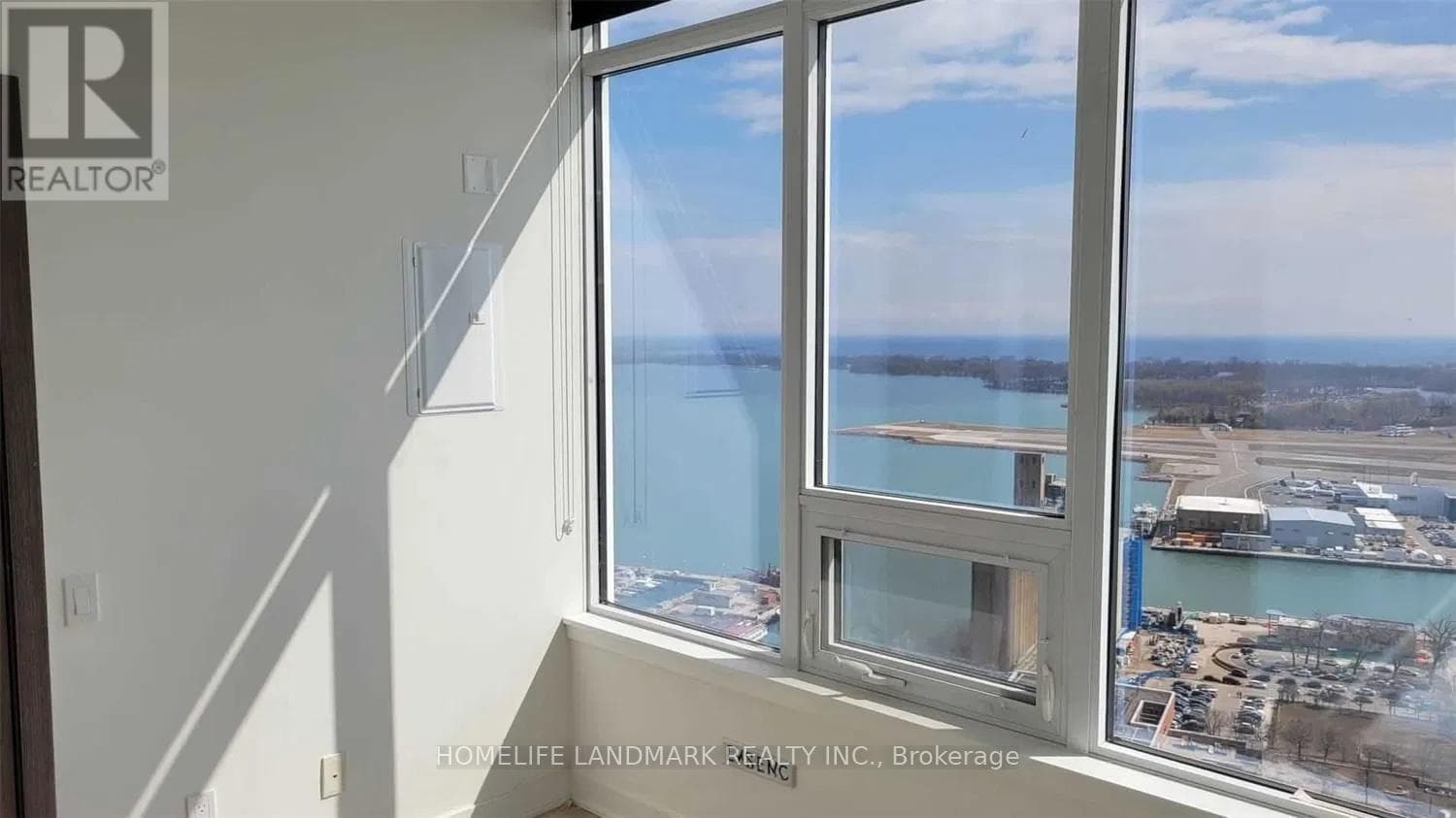 Single Family at 4502- 17 Bathurst Street, Toronto (Waterfront Communities), Ontario - Photo 10 - RE/MAX Garden City Realty