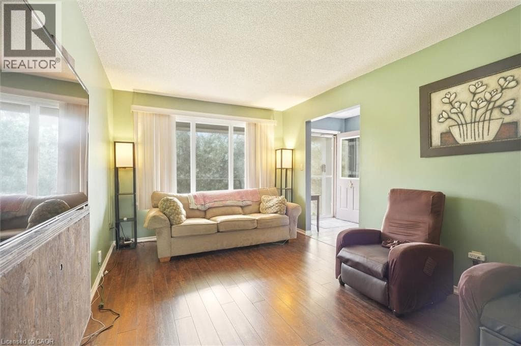 Single Family at 18 ANNE Court, Grimsby, Ontario - Photo 4 - RE/MAX Garden City Realty
