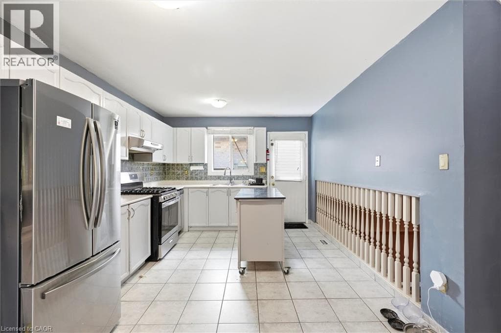 Single Family at 18 ANNE Court, Grimsby, Ontario - Photo 5 - RE/MAX Garden City Realty