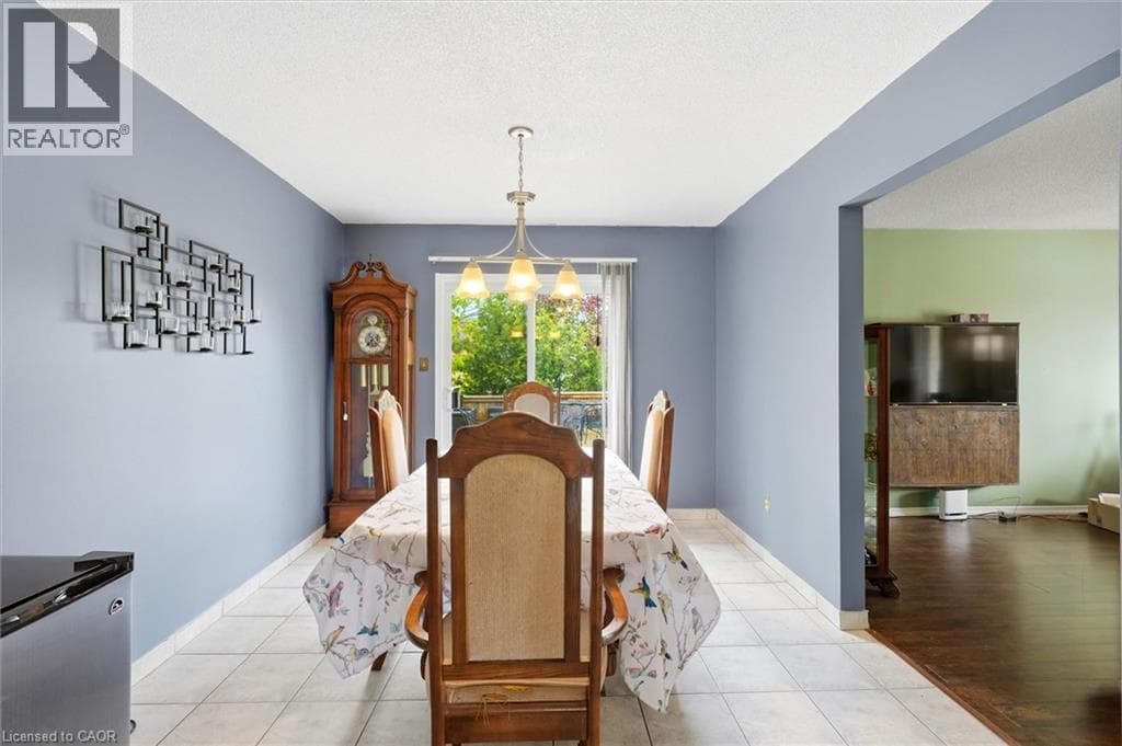 Single Family at 18 ANNE Court, Grimsby, Ontario - Photo 9 - RE/MAX Garden City Realty