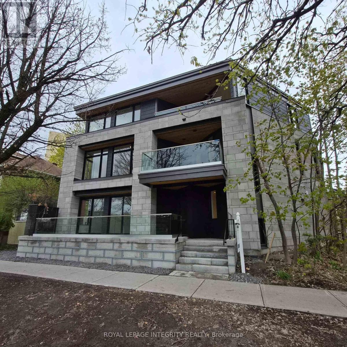 112 Queen Elizabeth Drive