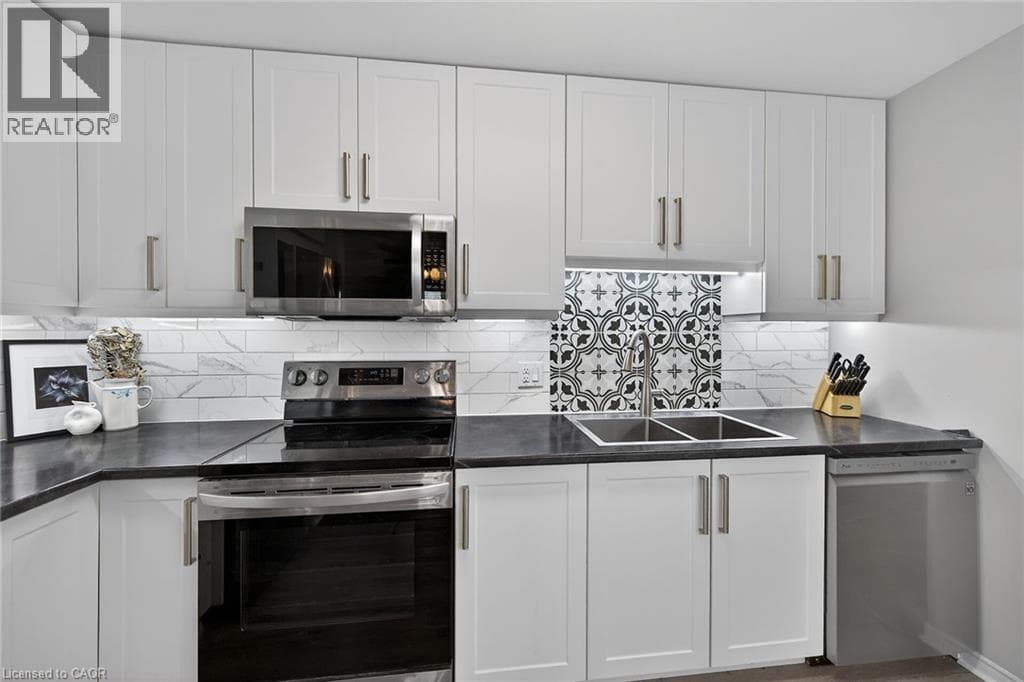 Single Family at 208- 6 NIAGARA Street, Grimsby, Ontario - Photo 3 - RE/MAX Garden City Realty