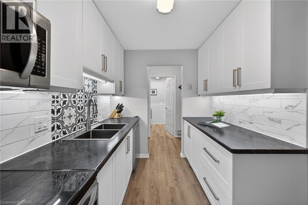 Single Family at 208- 6 NIAGARA Street, Grimsby, Ontario - Photo 6 - RE/MAX Garden City Realty