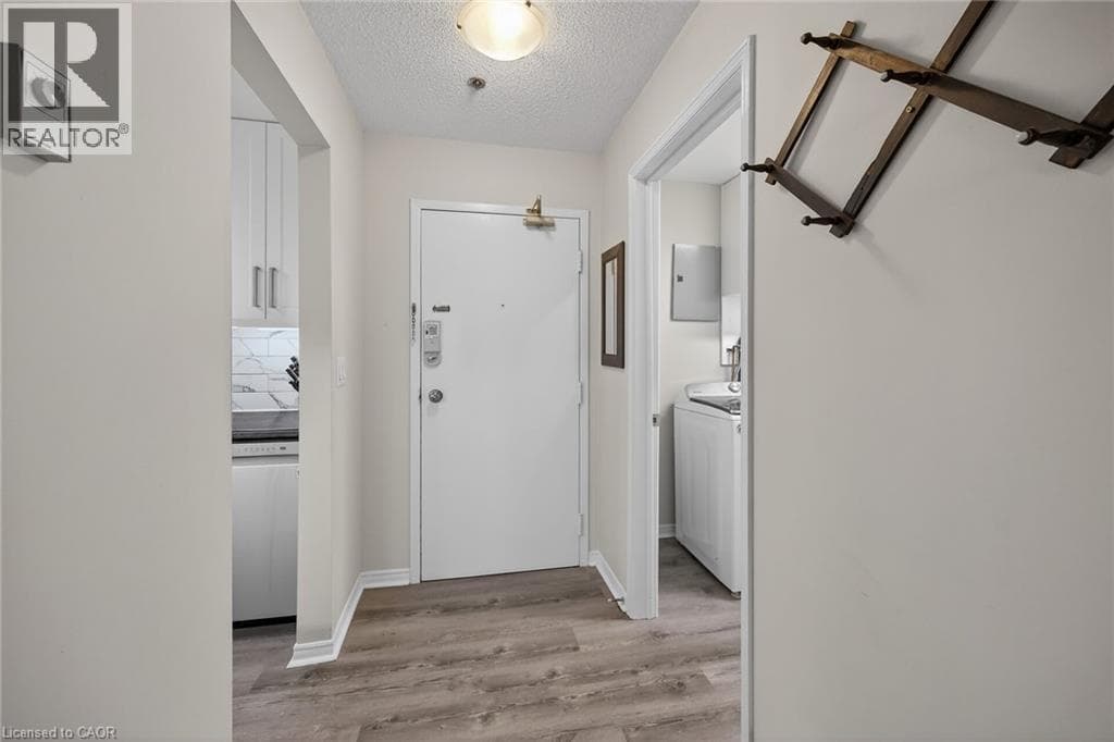 Single Family at 208- 6 NIAGARA Street, Grimsby, Ontario - Photo 5 - RE/MAX Garden City Realty