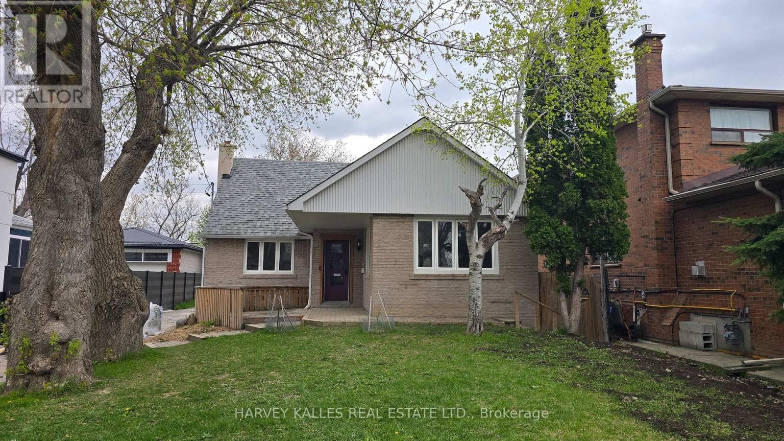 Single Family at Upper- 279 Cornelius Parkway, Toronto (Downsview-Roding-CFB), Ontario - Photo 2 - RE/MAX Garden City Realty