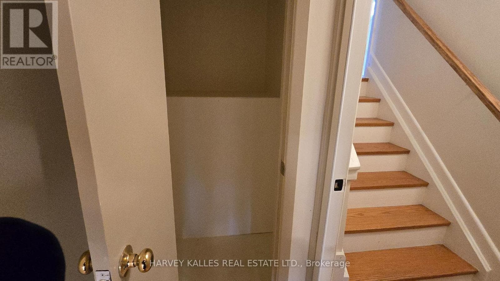 Single Family at Upper- 279 Cornelius Parkway, Toronto (Downsview-Roding-CFB), Ontario - Photo 7 - RE/MAX Garden City Realty